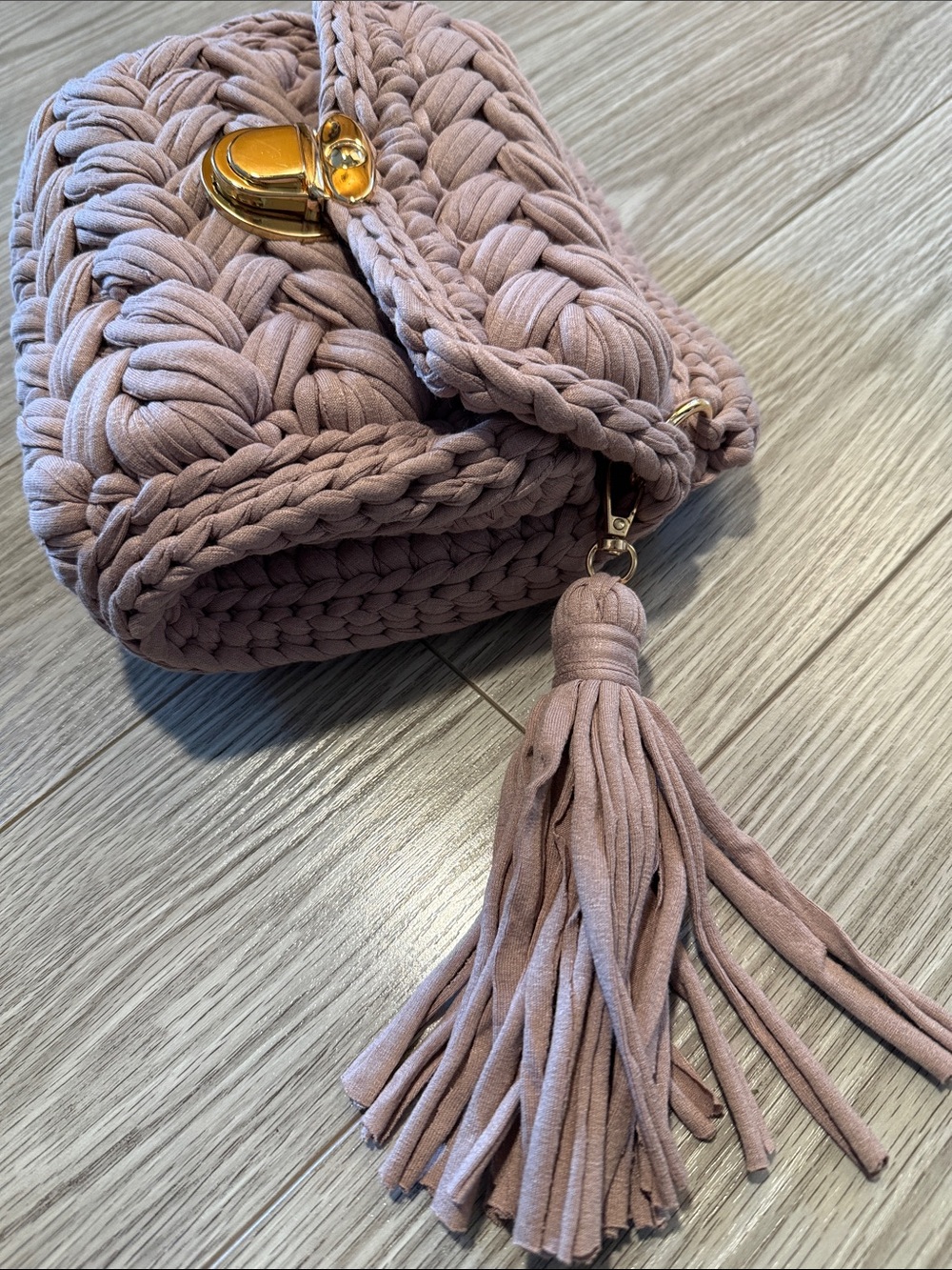 Choel Mini Woven Crossbody Bag in Dusty Rose with Gold Turn-Lock - Picture 2 of 8